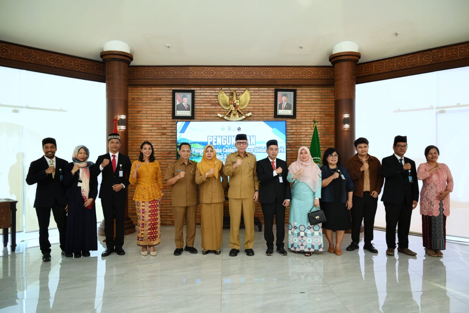 Pj. Sekdaprov Sumut, Effendy Pohan mengukuhkan General Manager dan Manager Badan Pengelola Toba Caldera Unesco Global Geopark Sumut.(Istimewa)
