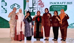 Pj. Ketua Dekranasda Sumut, Tyas Fatoni Bersama Pj. Wakil Ketua Harian Dekranasda Sumut, Yulia Effendy Pohan dan peserta.(Istimewa)