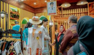 Di The Jakarta Inacraft 2025, Ibu Wapres Selvi Gibran Beli Hasil Kerajinan Tangan Perajin Medan