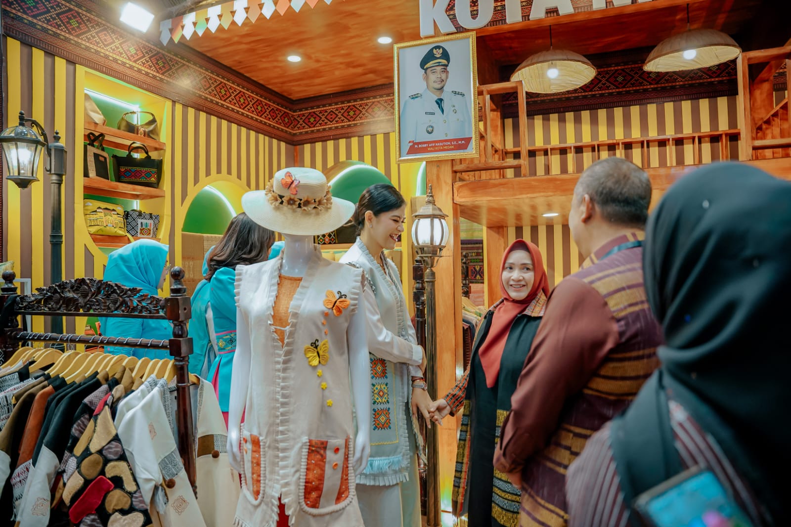 Di The Jakarta Inacraft 2025, Ibu Wapres Selvi Gibran Beli Hasil Kerajinan Tangan Perajin Medan