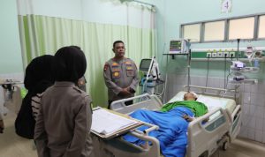 Kapolda Sumut Irjen Pol Whisnu menjenguk anggotanya yang ditembak warga.(Istimewa).