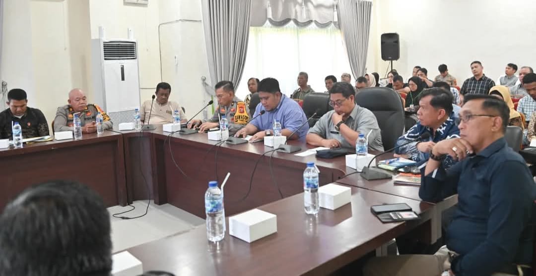 Pj Sekdako Padangsidimpuan, Mohd Ary Junaidi saat memimpin rapat persiapan Dakwah Ustadz Derry Sulaiman dalam rangka mentambut Bulan Suci Ramadhan 1446 H, Jum'at (7/2-25). Foto : BP/Ist