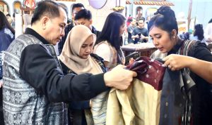 Pejabat (Pj) Gubernur Sumatera Utara (Sumut) Agus Fatoni bersama Pj Ketua Dewan Kerajinan Daerah (Dekranasda) Sumut Tyas Fatoni menghadiri fashion show Pesona Tenun Songket Khas Nias di Open Stage Hall B Jakarta Convention Center Senayan, Jakarta.(Istimewa)