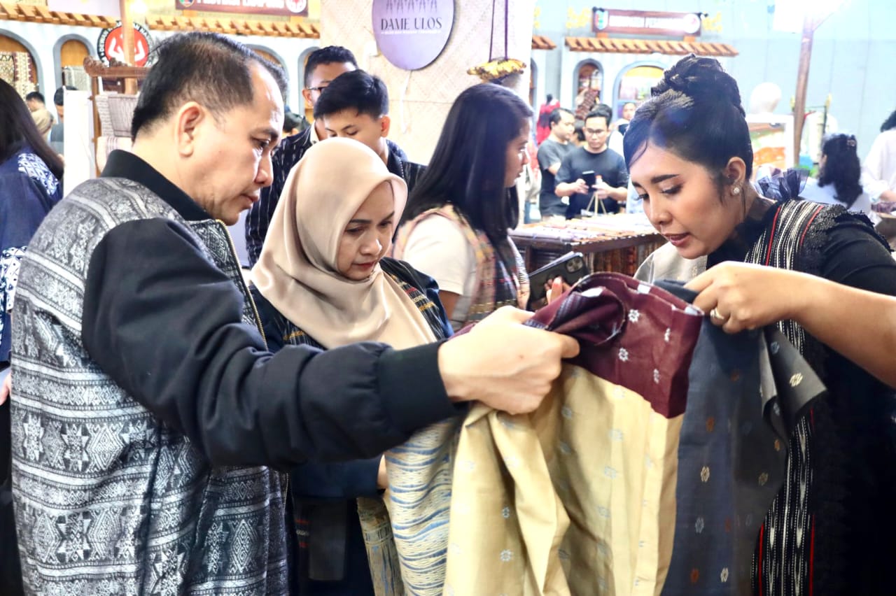 Pejabat (Pj) Gubernur Sumatera Utara (Sumut) Agus Fatoni bersama Pj Ketua Dewan Kerajinan Daerah (Dekranasda) Sumut Tyas Fatoni menghadiri fashion show Pesona Tenun Songket Khas Nias di Open Stage Hall B Jakarta Convention Center Senayan, Jakarta.(Istimewa)