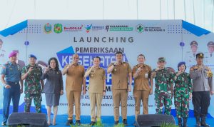 Wali Kota Medan Bobby Nasution dan Pj Gubsu foto bersama saat acara Launching di Puskesmas PB Selayang I Medan, Senin (10/2/2025). BP/erwan