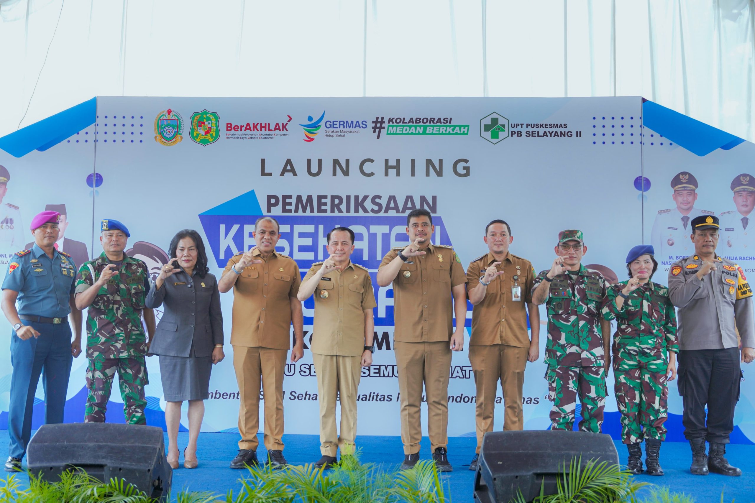 Wali Kota Medan Bobby Nasution dan Pj Gubsu foto bersama saat acara Launching di Puskesmas PB Selayang I Medan, Senin (10/2/2025). BP/erwan