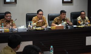 Rapat pembahasan persiapan program baru Regrouping SD unggulan di Balai Kota Medan, Senin (10/2/2025). BP/erwan