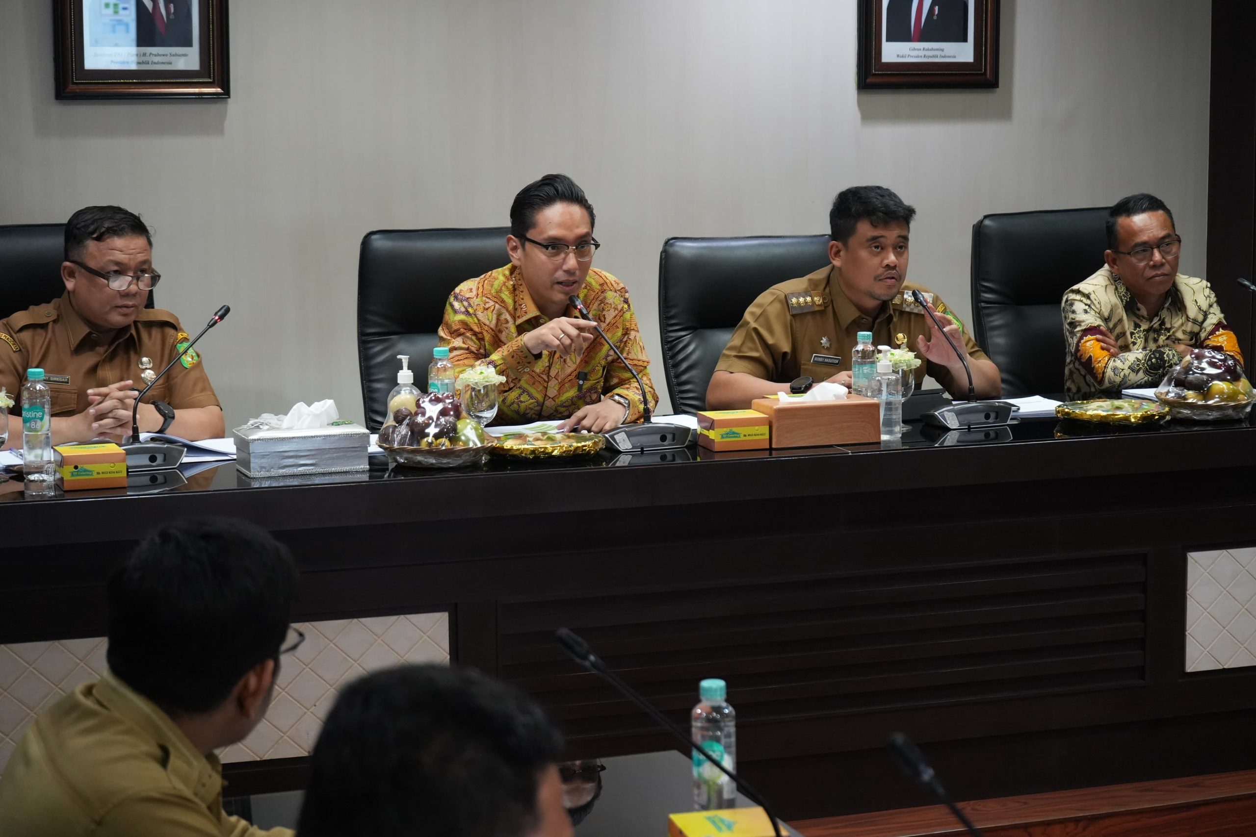 Rapat pembahasan persiapan program baru Regrouping SD unggulan di Balai Kota Medan, Senin (10/2/2025). BP/erwan