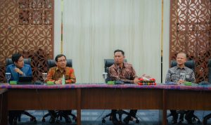 Kepala Perwakilan Bank Indonesia Sumatera Utara, Rudy Brando Hutabarat bersama dengan Deputi ketika memberikan keterangan kepada sejumlah awak media.(Istimewa).