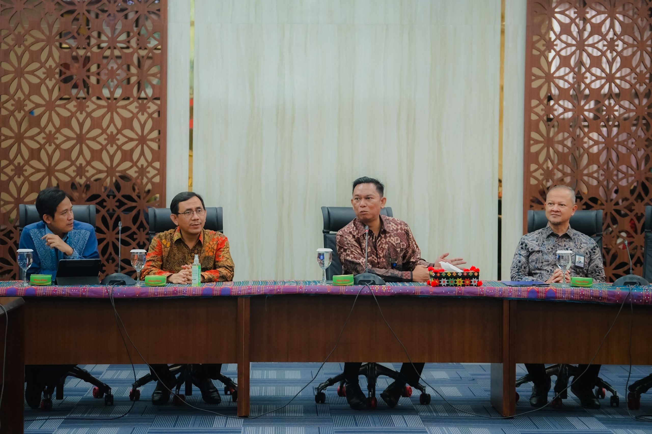 Kepala Perwakilan Bank Indonesia Sumatera Utara, Rudy Brando Hutabarat bersama dengan Deputi ketika memberikan keterangan kepada sejumlah awak media.(Istimewa).