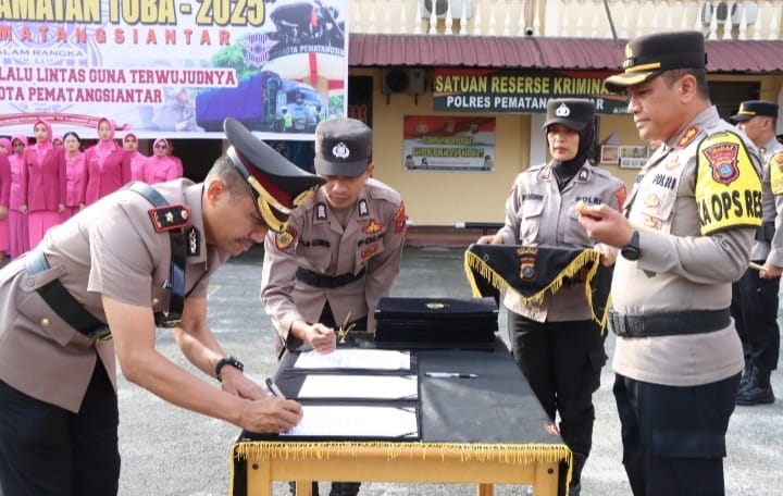 Kapolres Pematangsiantar melakukan Sertijab sejumlah pejabat dan Kasat.(Istimewa).