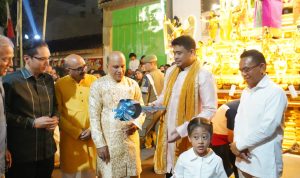 Wali Kota Medan Bobby Nasution dan Wali Kota Medan terpilih periode 2025-2030 Rico Bayu Wass foto bersama saat acara Thaipusam Medan street Festival 2025 di depan Kuil Sree Soepramaniem, Jalan Kejaksaan Medan, Selasa (11/2/2025) BP/Erwan