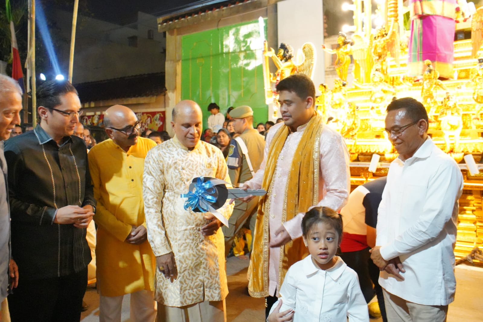Wali Kota Medan Bobby Nasution dan Wali Kota Medan terpilih periode 2025-2030 Rico Bayu Wass foto bersama saat acara Thaipusam Medan street Festival 2025 di depan Kuil Sree Soepramaniem, Jalan Kejaksaan Medan, Selasa (11/2/2025) BP/Erwan