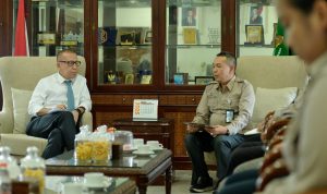 Pj Sekdaprovsu Effendy Pohan menerima laporan hasil kerja Tim Toba Caldera di ruang kerja lantai 9 Kantor Gubernur Sumut Jalan Diponegoro Kota Medan.(Istimewa)