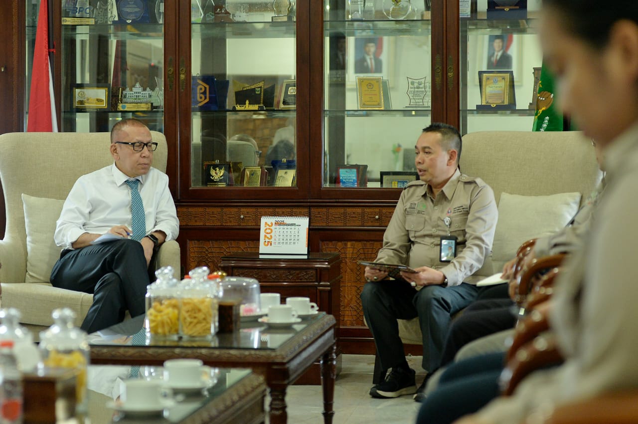 Pj Sekdaprovsu Effendy Pohan menerima laporan hasil kerja Tim Toba Caldera di ruang kerja lantai 9 Kantor Gubernur Sumut Jalan Diponegoro Kota Medan.(Istimewa)
