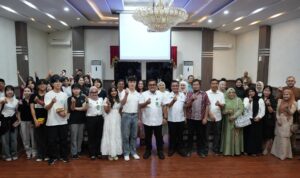 12 pelajar dari Gwangju foto bersama di Balai Kota Medan. BP/erwan