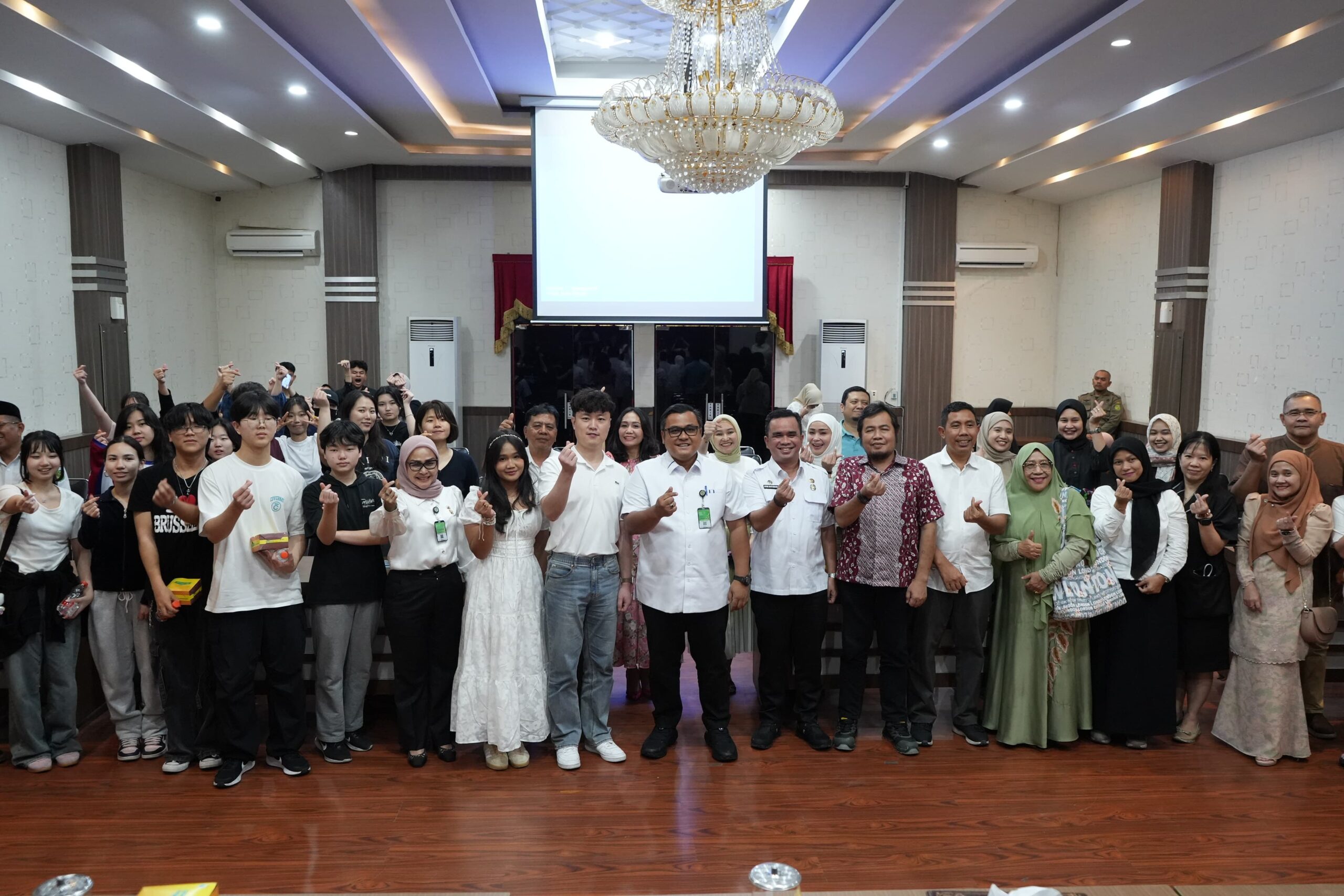 12 pelajar dari Gwangju foto bersama di Balai Kota Medan. BP/erwan