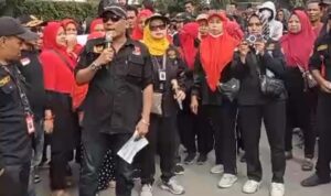 Ketua DPP TKN Kompas Nusantara Adi Lubis berorasi saat aksi demo di PT Medan Canning Medan. BP/erwan
