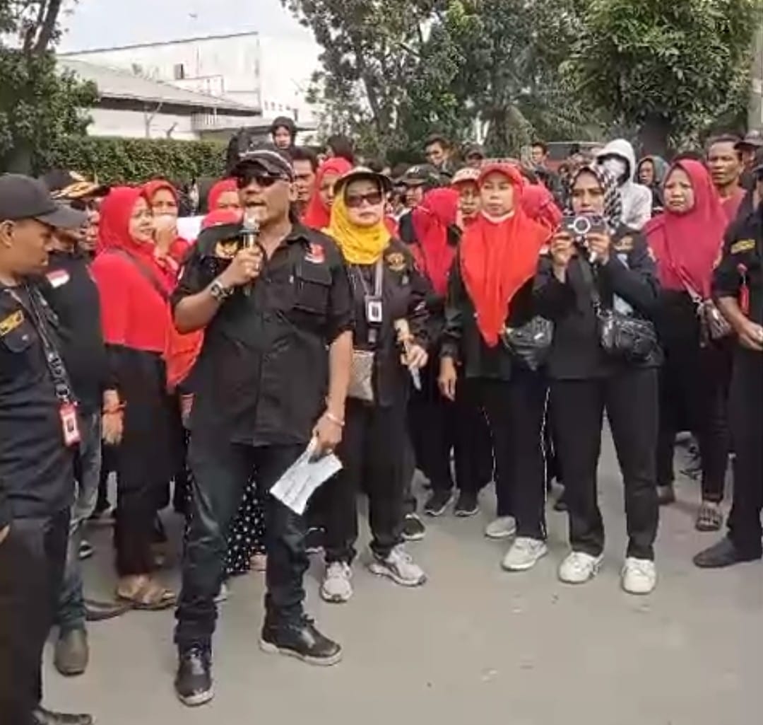 Ketua DPP TKN Kompas Nusantara Adi Lubis berorasi saat aksi demo di PT Medan Canning Medan. BP/erwan