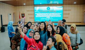 Ketua TPPKK Kota Medan Kahyang Ayu saat foto bersama dengan Pokja TP PKK dalam rangka Hari Kesatuan Gerak (HKG) Medan di Gedung Serbaguna Kota Medan, Kamis (13/2/2025). BP/erwan
