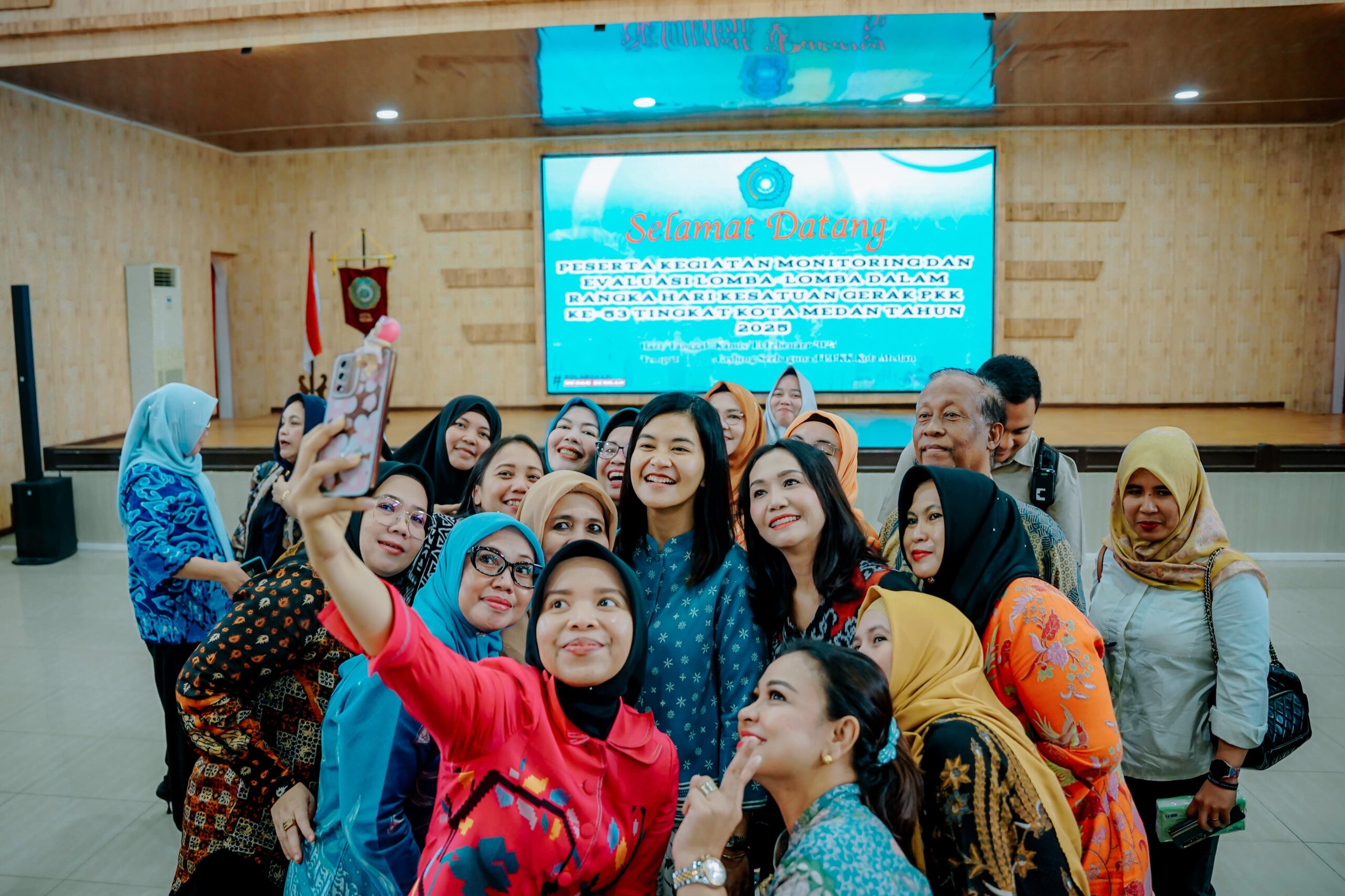 Ketua TPPKK Kota Medan Kahyang Ayu saat foto bersama dengan Pokja TP PKK dalam rangka Hari Kesatuan Gerak (HKG) Medan di Gedung Serbaguna Kota Medan, Kamis (13/2/2025). BP/erwan