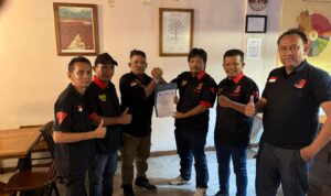Ketua Umum TKN KOMPAS NUSANTARA ADI LUBIS saat memberikan mandat kepengurusan ketua DPW Sumut kepada Rukun Sembiring SE. BP/erwan