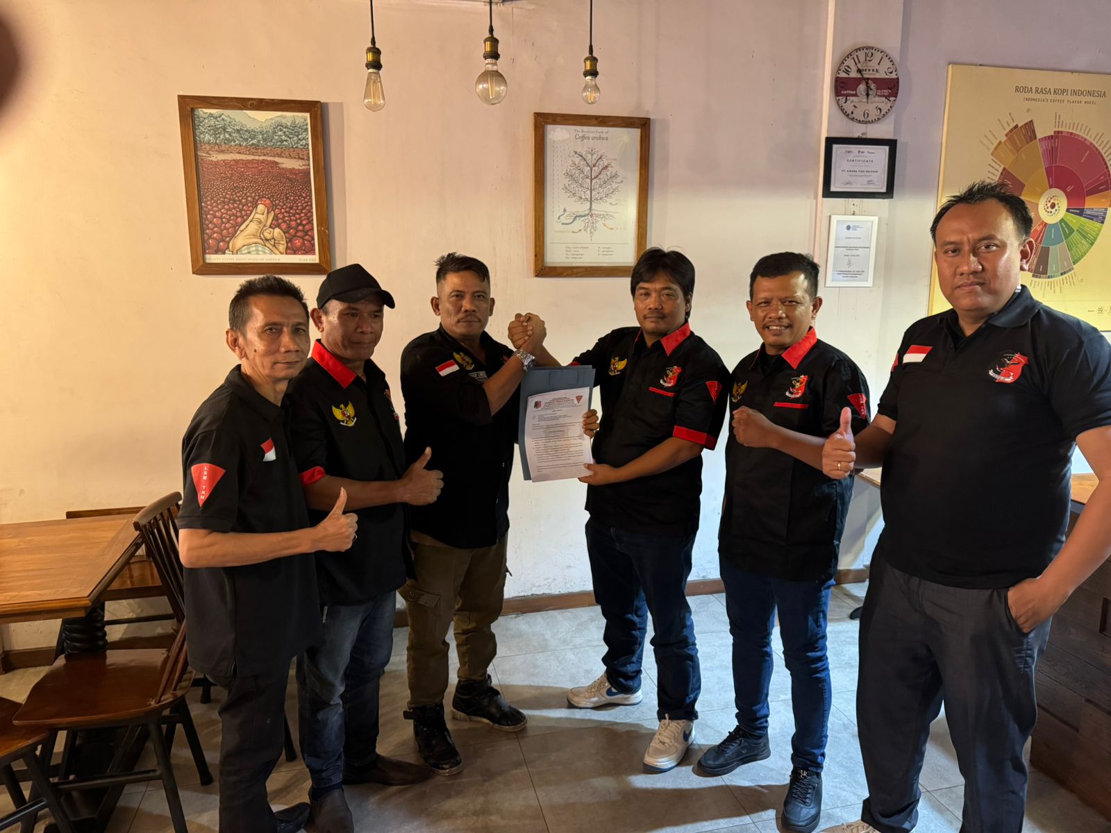 Ketua Umum TKN KOMPAS NUSANTARA ADI LUBIS saat memberikan mandat kepengurusan ketua DPW Sumut kepada Rukun Sembiring SE. BP/erwan