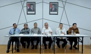 Pj. Sekretaris Daerah Provinsi Sumatera Utara (Sumut) Effendy Pohan menyaksikan penanda tanganan Nota Kesepahaman dan Nota Kerjasama Badan Pengelola Toba Caldera UNESCO Global Geopark dengan Dewan Pengurus Pusat Komite Masyarakat Danau Toba, Universitas Pembangunan Panca Budi, dan Universitas Prima Indonesia di Ruang Rapat Kantor Bappedalitbang Sumut Jalan Diponegoro Kota Medan.(Istimewa)