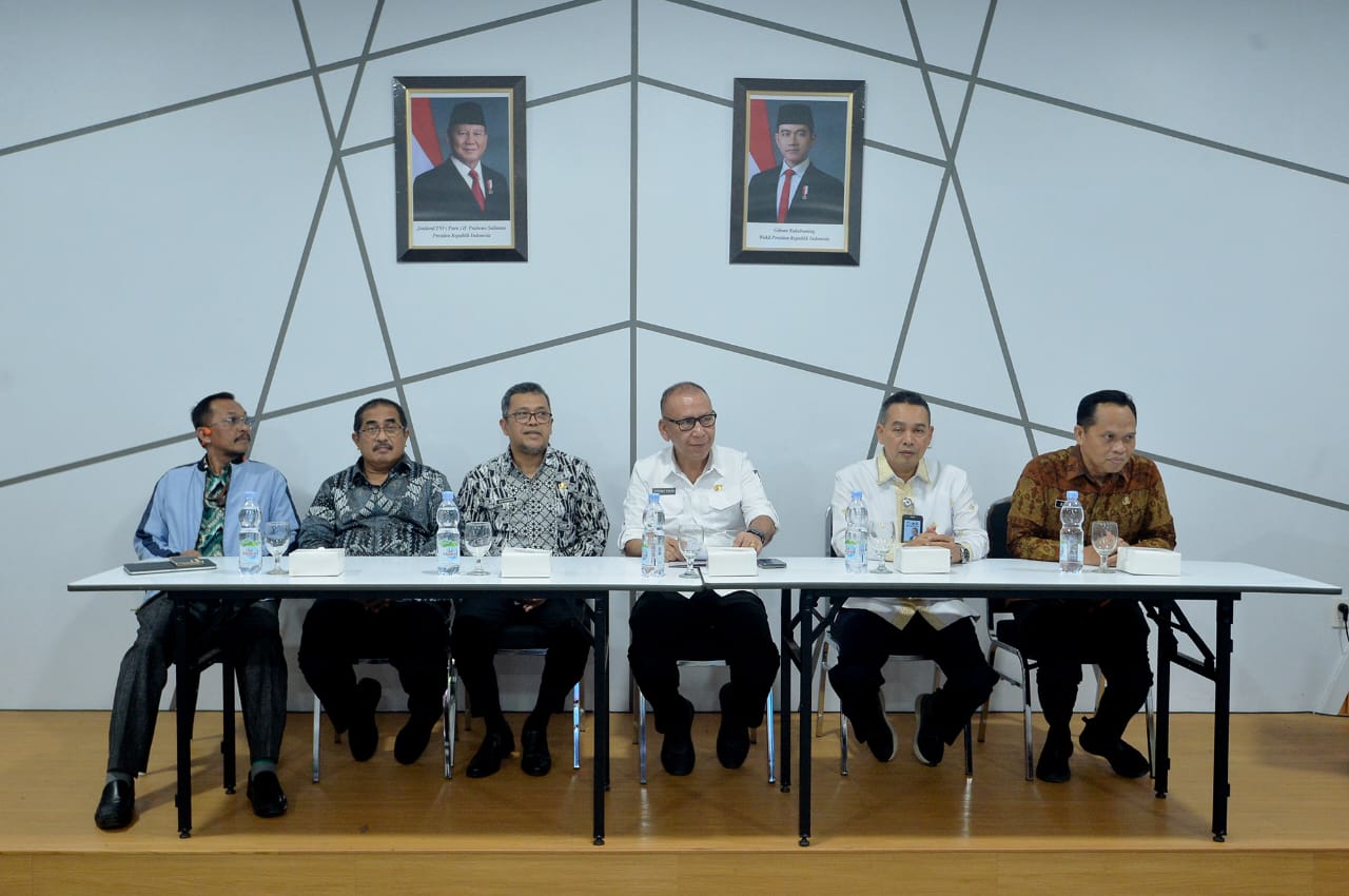 Pj. Sekretaris Daerah Provinsi Sumatera Utara (Sumut) Effendy Pohan menyaksikan penanda tanganan Nota Kesepahaman dan Nota Kerjasama Badan Pengelola Toba Caldera UNESCO Global Geopark dengan Dewan Pengurus Pusat Komite Masyarakat Danau Toba, Universitas Pembangunan Panca Budi, dan Universitas Prima Indonesia di Ruang Rapat Kantor Bappedalitbang Sumut Jalan Diponegoro Kota Medan.(Istimewa)