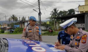 Personil kepolisian Polres Pakpak Bharat melakukan operasi keselamatan Toba 2025 hari kelima.(Istimewa)