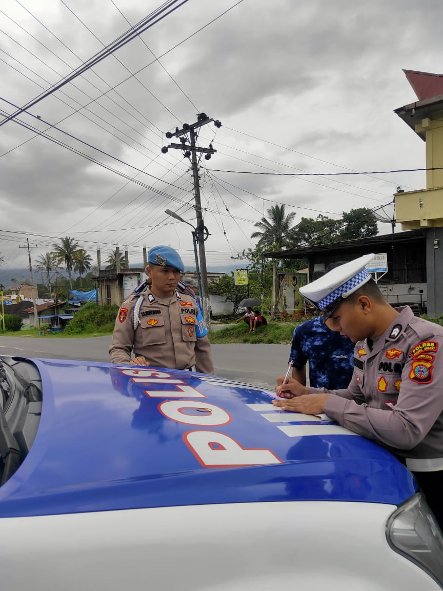 Personil kepolisian Polres Pakpak Bharat melakukan operasi keselamatan Toba 2025 hari kelima.(Istimewa)