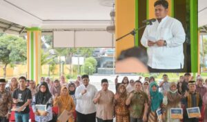 Pj Sekdako Padangsidimpuan M Ary Junaidi Lubis foto bersama dengan PNS yang purna tugas usai memberikan tali asih, Jum'at (14/2-25). Foto kolase, BP/Ist