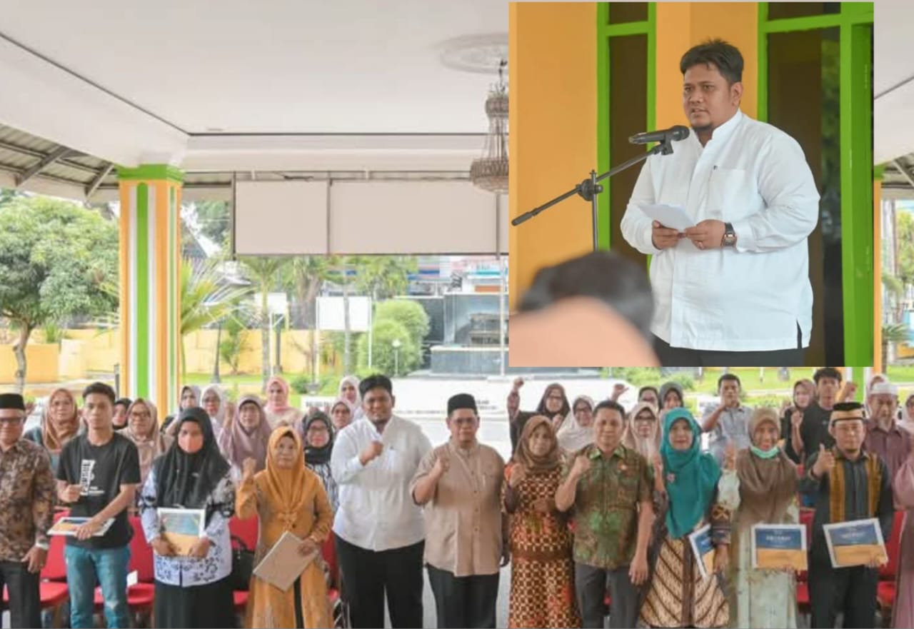 Pj Sekdako Padangsidimpuan M Ary Junaidi Lubis foto bersama dengan PNS yang purna tugas usai memberikan tali asih, Jum'at (14/2-25). Foto kolase, BP/Ist