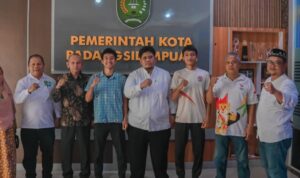 Pj Sekdako Padangsidimpuan M Ary Junaidi Lubis foto bersama dengan dua atlet muda Kota Padangsidimpuan, usai Audiensi, Jum'at (14/2-25). Foto : BP/Ist