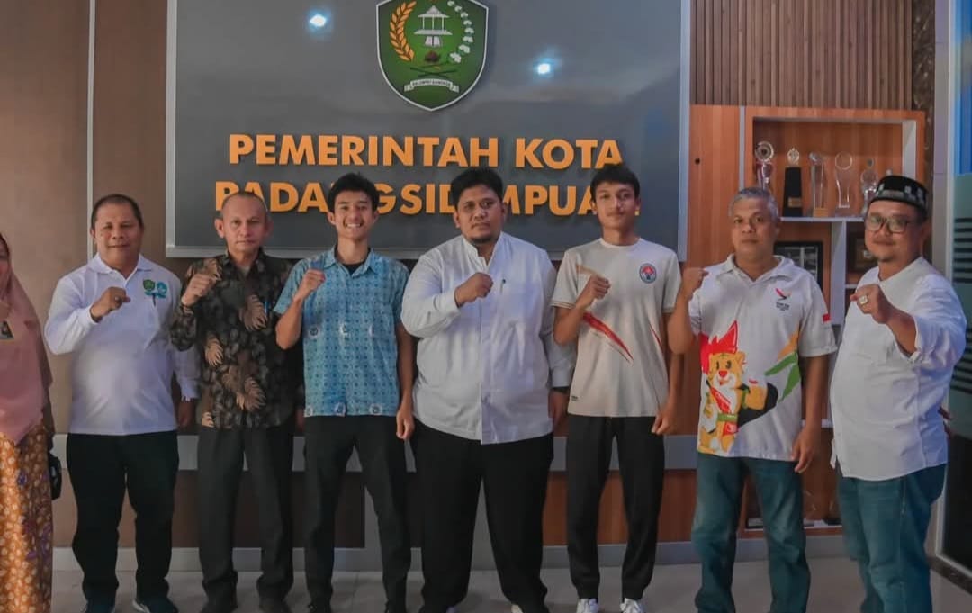Pj Sekdako Padangsidimpuan M Ary Junaidi Lubis foto bersama dengan dua atlet muda Kota Padangsidimpuan, usai Audiensi, Jum'at (14/2-25). Foto : BP/Ist