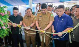 Wali Kota Medan Bobby Nasution saat meresmikan Pasar Simalingkar. BP/erwan