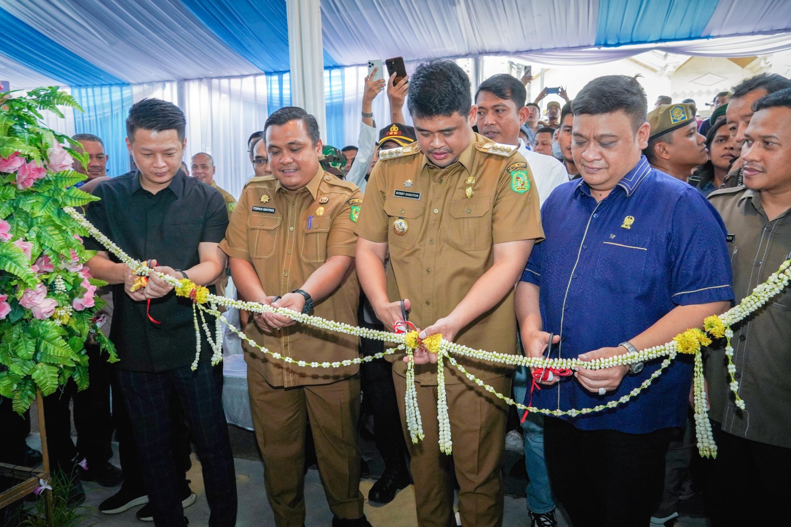 Wali Kota Medan Bobby Nasution saat meresmikan Pasar Simalingkar. BP/erwan