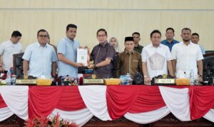 Wali Kota Medan Bobby Nasution foto bersama usai Rapat Paripurna di Gedung Dewan, Selasa (18/2/2025). BP/erwan
