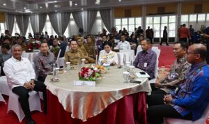 Penjabat (Pj) Gubernur Sumatera Utara (Sumut) Agus Fatoni Bersama Ketua Dewan Audit yang juga Anggota Dewan Komisioner OJK Shopia Wattimena, Wakil Ketua I DPRD Sumut Sutarto, Forkopimda Sumut, Sekretaris Daerah Sumut MA Effendy Pohan, BPK Perwakilan Sumut, Bank Indonesia Sumut, menghadiri Governansi Insight Forum Otoritas Jasa Keuangan (OJK) yang diselenggarakan oleh OJK di Aula Tengku Rizal Nurdin, Jalan Jenderal Sudirman, Selasa.(Istimewa).