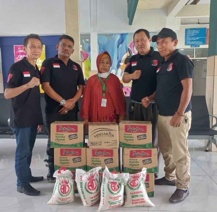 Ketum DPD TKN Kompas Nusantara Adi Lubis saat memberikan bantuan sembako kepada korban pembakaran rumah. BP/erwan