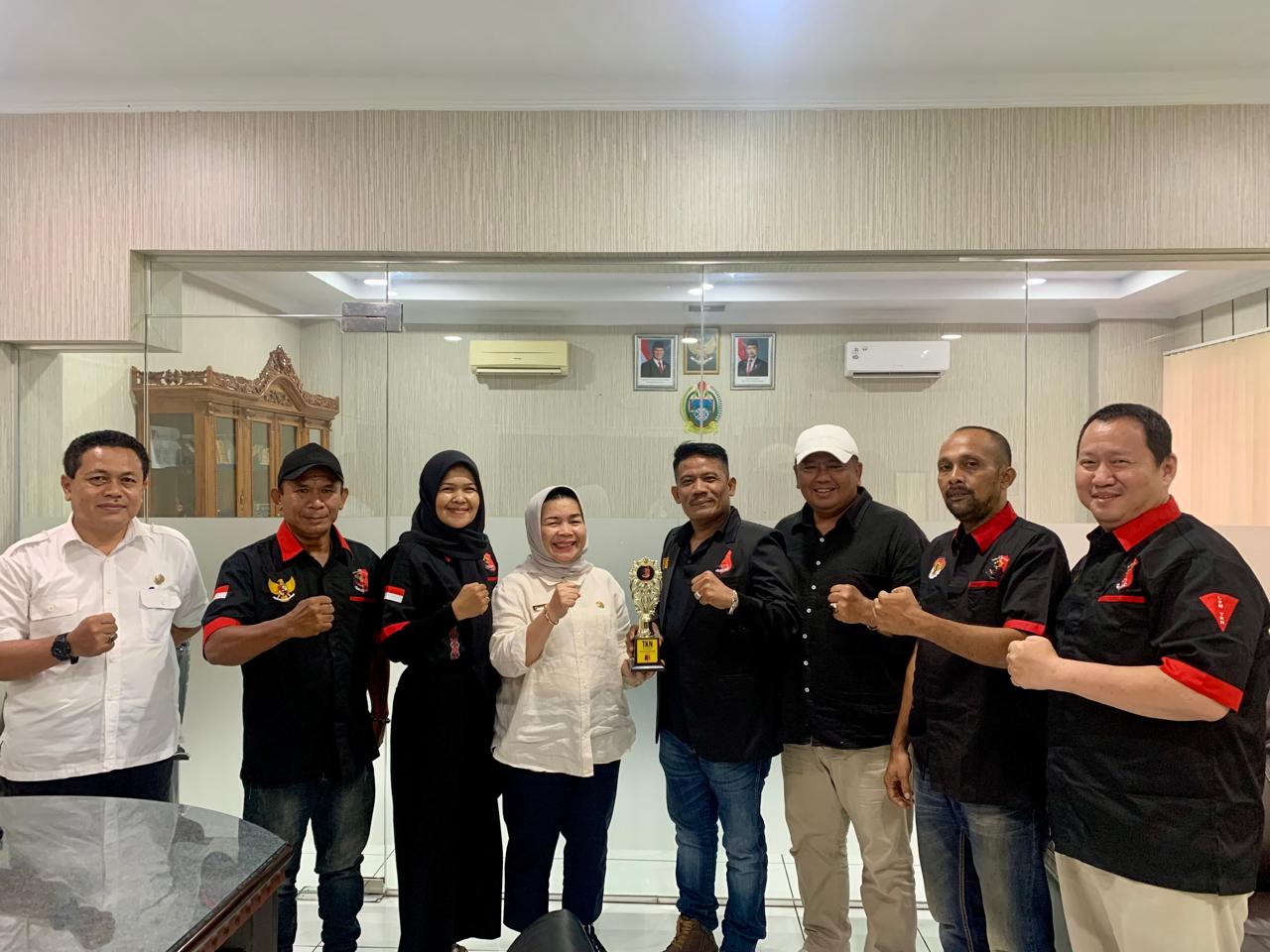 Ketua Umum TKN Kompas Nusantara Adi Lubis dan staf saat audeni ke Kantor Dinas Lingkungan Hidup Jalan SM Raja Medan. BP/erwan