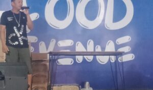 Pengunjung bernyanyi melepaskan kepenatan saat bersantai di Food Evenue Jalan Asia Medan. BP/erwan