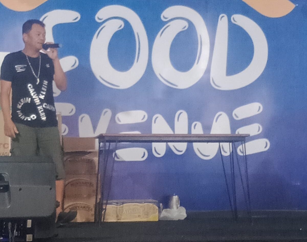 Pengunjung bernyanyi melepaskan kepenatan saat bersantai di Food Evenue Jalan Asia Medan. BP/erwan