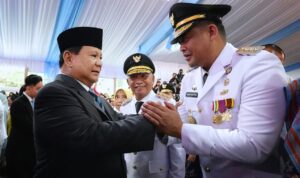 Gubernur Sumut Bobby Nasution bersama Wakil Gubernur Sumut Surya saat bersalaman dengan Presiden Republik Indonesia Prabowo Subianto usai Pelantikan dan Pengambilan Sumpah Jabatan Gubernur dan Wakil Gubernur, Bupati dan Wakil Bupati, Walikota dan Wakil Walikota hasil Pilkada Serentak Tahun 2024 di Istana Negara, Jalan Veteran, Jakarta.(Istimewa)
