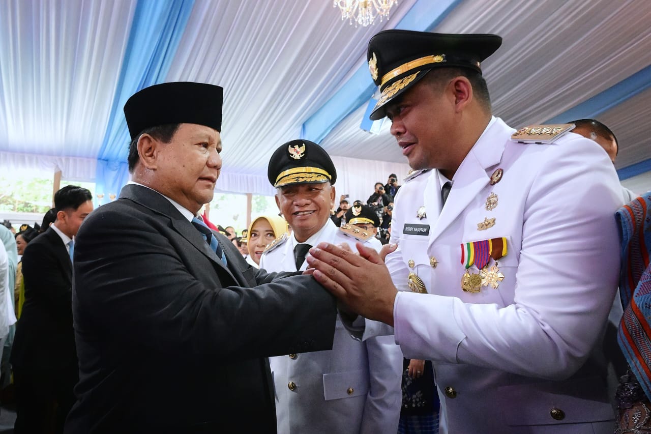 Gubernur Sumut Bobby Nasution bersama Wakil Gubernur Sumut Surya saat bersalaman dengan Presiden Republik Indonesia Prabowo Subianto usai Pelantikan dan Pengambilan Sumpah Jabatan Gubernur dan Wakil Gubernur, Bupati dan Wakil Bupati, Walikota dan Wakil Walikota hasil Pilkada Serentak Tahun 2024 di Istana Negara, Jalan Veteran, Jakarta.(Istimewa)