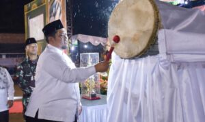 Pj Sekdako Padangsidimpuan M Ary Junaidi Lubis saat memukul Bedug tanda dimulainya MTQ ke-XXIV tingkat Kota Padangsidimpuan di Terminal Batunadua, Jum'at (21/2-25) malam. Foto : BP/Ist