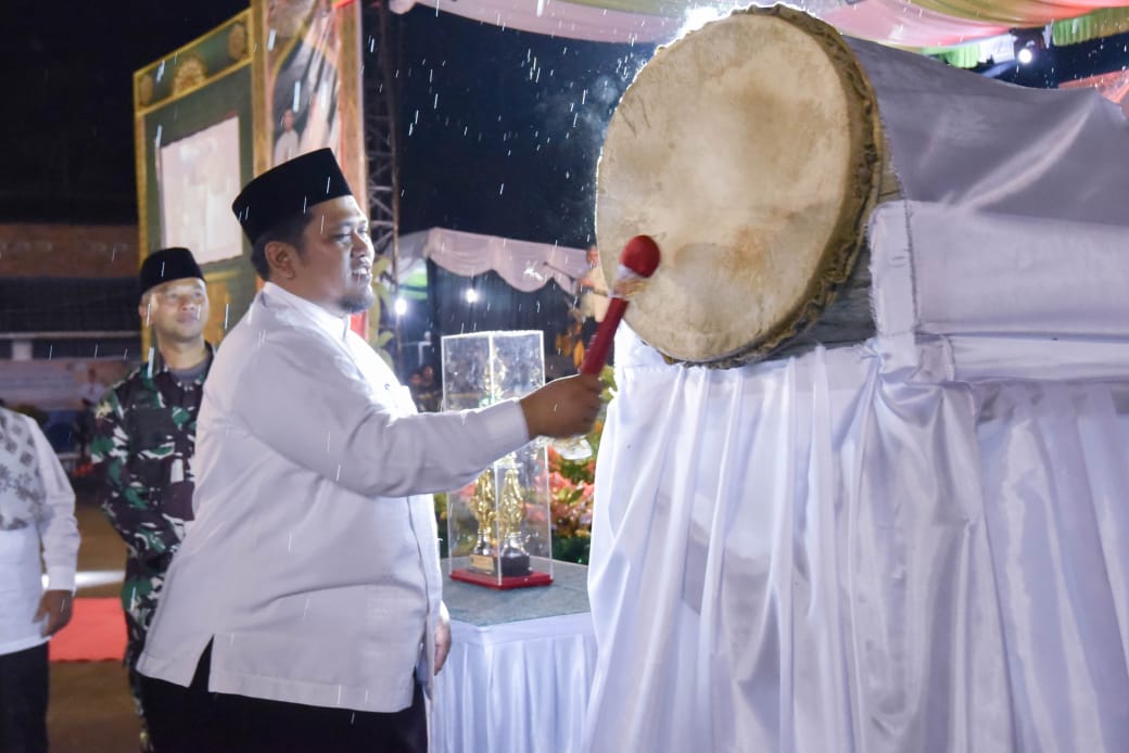 Pj Sekdako Padangsidimpuan M Ary Junaidi Lubis saat memukul Bedug tanda dimulainya MTQ ke-XXIV tingkat Kota Padangsidimpuan di Terminal Batunadua, Jum'at (21/2-25) malam. Foto : BP/Ist