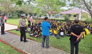 Polisi melaksanakan sosialisasi.(Istimewa)