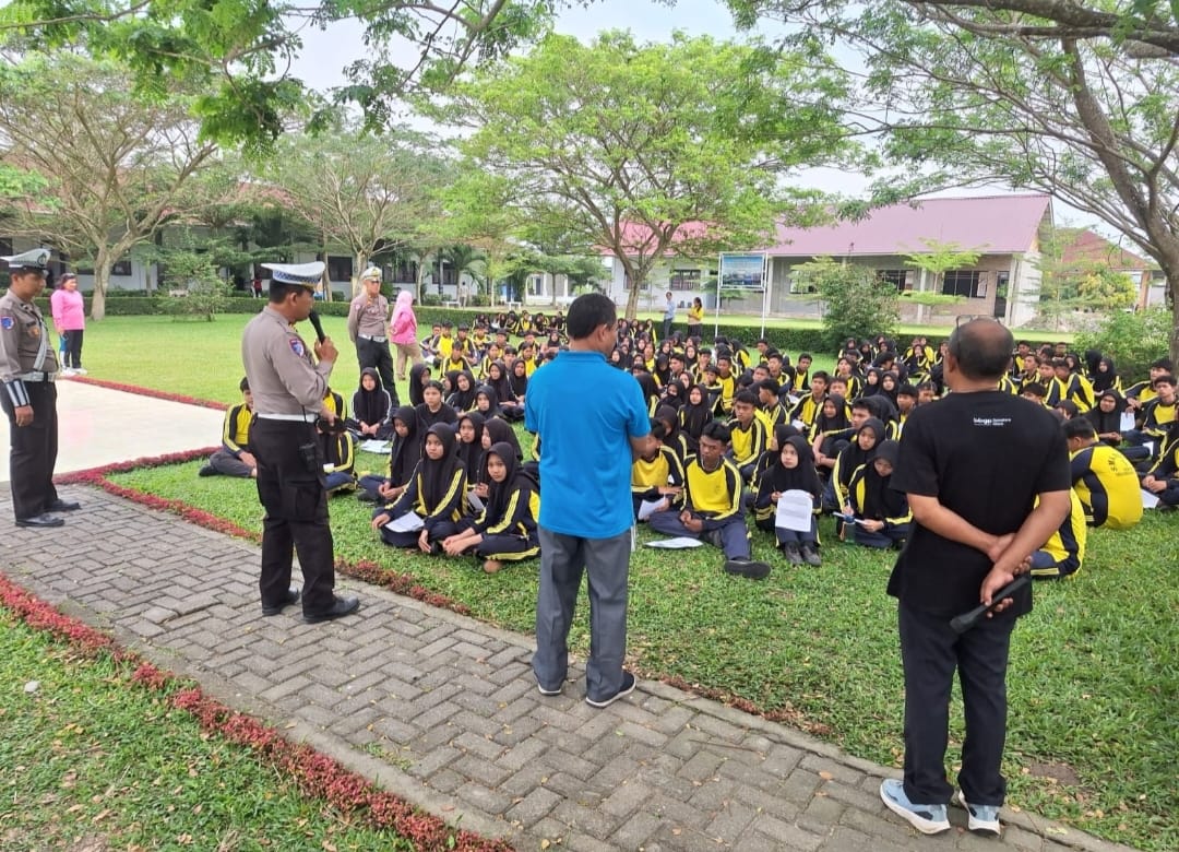 Polisi melaksanakan sosialisasi.(Istimewa)