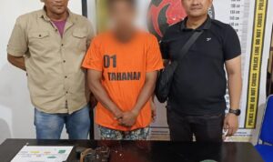 pelaku ketika diamankan petugas kepolisian.(Istimewa)
